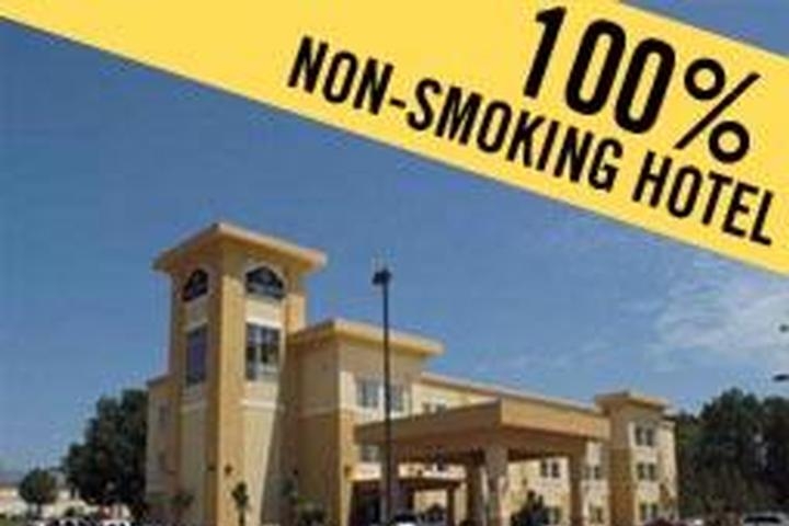 La Quinta Inn & Suites by Wyndham Jacksonville Tx photo collage