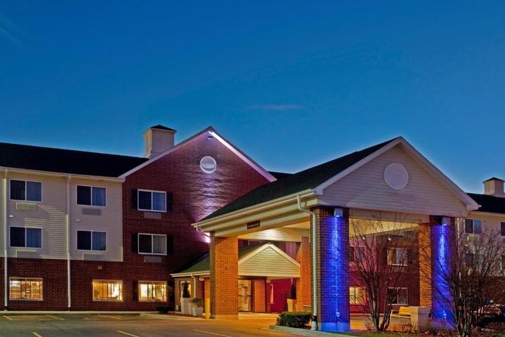 Holiday Inn Express Chicago Northwest Vernon Hills photo collage
