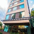 Exterior of Cafe Hotel Medellín by Lars