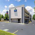 Photo of Days Inn & Suites by Wyndham Indianapolis Airport East