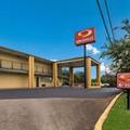 Exterior of Econo Lodge Thomaston