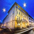 Exterior of Goldenes Theater Hotel