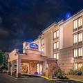 Exterior of Howard Johnson by Wyndham Suffern