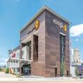 Exterior of La Quinta Inn & Suites by Wyndham Memphis Downtown
