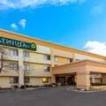 Exterior of La Quinta Inn by Wyndham Chicago Willowbrook