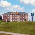 Exterior of Mainstay Suites Dubuque at Hwy 20