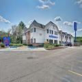 Exterior of Motel 6 Glenview, IL - Chicago North