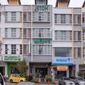 Photo of OYO 614 D'Pinetrees Hotel