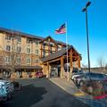 Exterior of Oxford Suites Silverdale