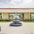 Exterior of Oyo Hotel Dundee by Crystal Lake