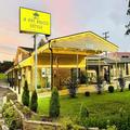 Exterior of Ozark Inn & Suites