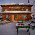 Exterior of Pike's Waterfront Lodge
