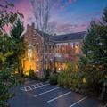 Exterior of The Londonderry Inn