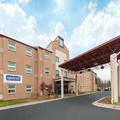 Exterior of Travelodge by Wyndham Romulus Detroit Airport
