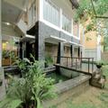 Exterior of University Hotel by Zuzu