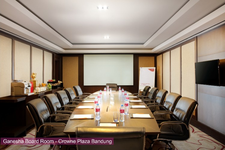 Photo of Emerald Board Room