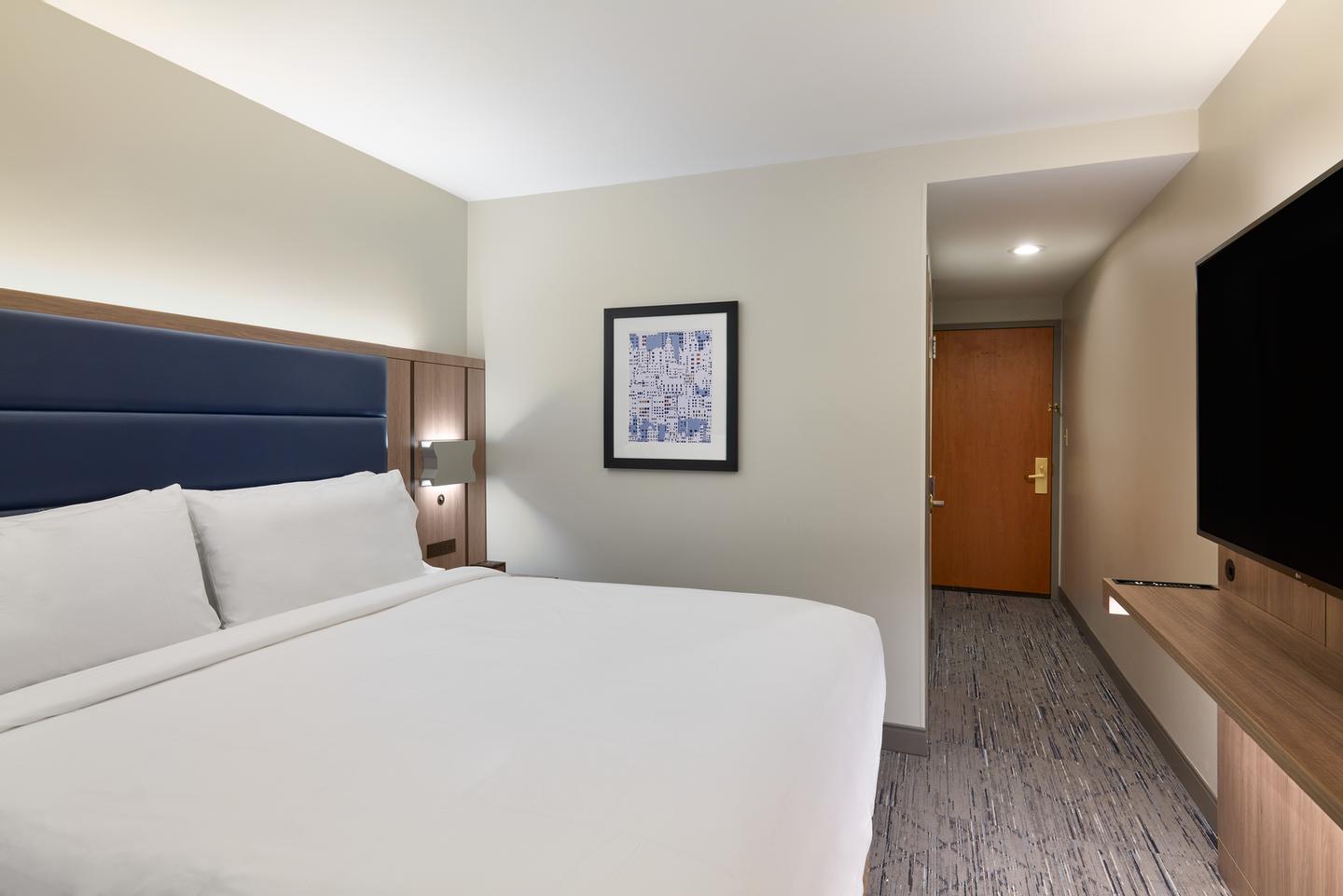 Renovated King Bedded Guestroom! 3 of 7