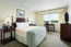 Guestroom Queen 6 of 16
